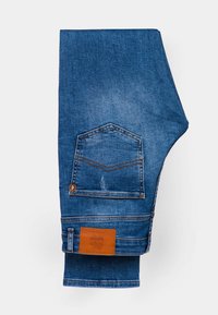 Džíny z denimu ve tmavě modré barvě s překládaným designem, obsahující zadní kapsu s vyšívacími detaily a koženou nášivkou v hnědé barvě.