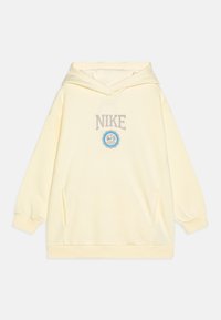 Dzeltena kapuce, izgatavota no mīksta auduma, ar priekšējo kangaroo kabatu, ribētām aprocēm un Nike logotipu ar zilu apļa akcentu.