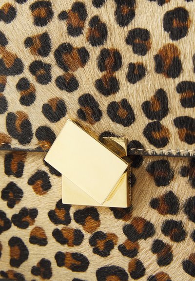 Handväska i leopardmönster med texturerat pälsmaterial. Har ett guldrektangulärt lås. Predominant i beige med bruna och svarta fläckar.