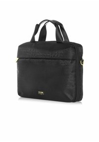 Czarna torba na laptopa wykonana z teksturowanej tkaniny, z suwakiem, dwoma uchwytami u góry oraz tłoczonymi detalami logo w eleganckim designie.