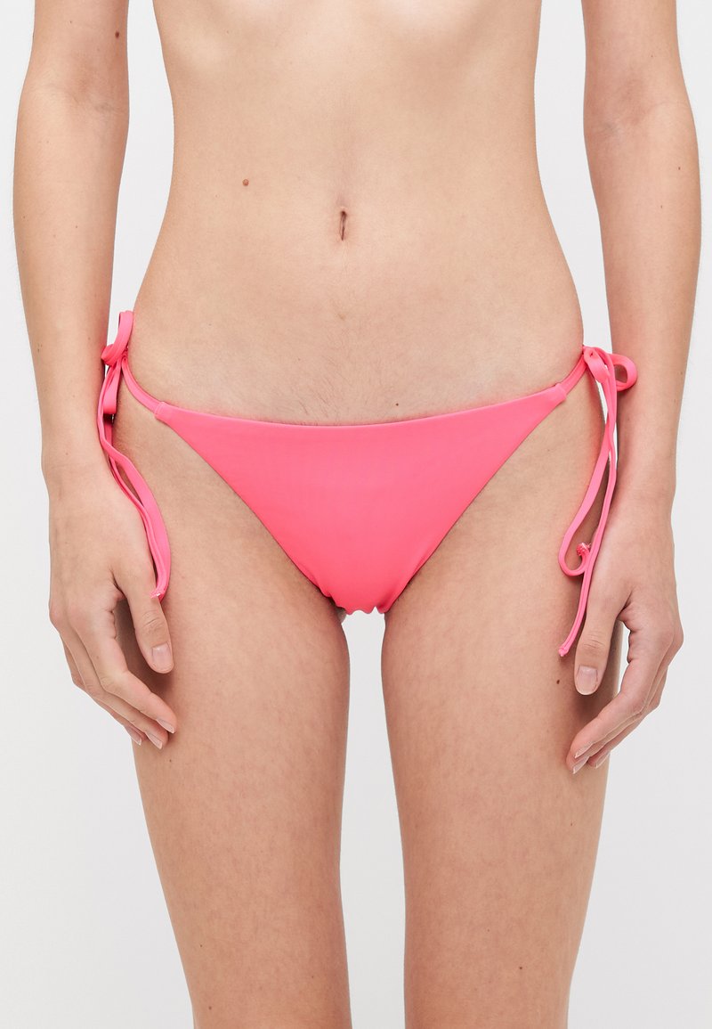 Roze bikini broek met zijbanden om te strikken, een gladde textuur en minimale bedekking, met een eenvoudig ontwerp en heldere kleur.