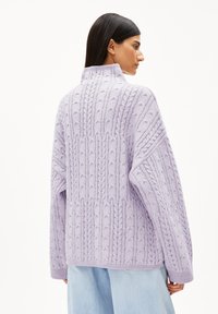 Lavendelfarbener Kabelstrickpullover mit hohem Kragen, lockerem Schnitt und gerippten Kanten. Verfügt über aufwendige strukturierte Muster auf der Oberfläche.