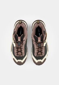 Braune und cremefarbene Wanderschuhe mit einer strukturierten Oberseite, Netzpanels, Gummisohlen und einem elastischen Schnürsystem. Mit Markenlogo an der Seite.