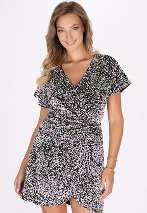 Schwarzes Kleid mit floralem, glitzerndem Muster in Rosa, Weiß und Blau. Kurze Ärmel, V-Ausschnitt und Wickeldesign betonen die Silhouette.