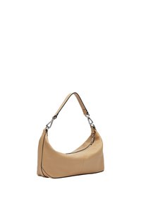 Sac à épaule en cuir tan, de forme courbée, avec quincaillerie en argent et fermeture éclair. Présente une texture lisse et des bords noirs contrastants.