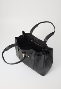 Borsa tote in pelle nera con due manici lunghi, apertura superiore e tasca interna con zip. Superficie texturizzata con minimi dettagli in metallo.