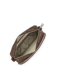 Borsa in suede marrone con zipper argento aperta, che mostra un interno in tessuto beige con due scomparti interni e una zip in pelle marrone.
