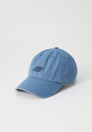 Căciulă de baseball din bumbac albastru, cu o margine curbă și logo-ul brodat în negru "NB" în față și "47" pe lateral.