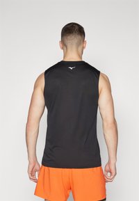 Černé bezrukávové sportovní tričko vyrobené z prodyšného materiálu, s kulatým výstřihem a malým bílým logem na zadní straně.