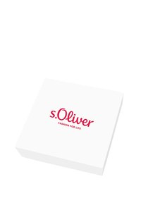 Confezione quadrata bianca con una finitura lucida. Il coperchio presenta un testo rosso: "s.Oliver" e "FASHION FOR LIFE", centrato e in grassetto.