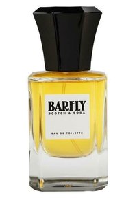 Durchsichtige Glasflasche mit einem schwarzen sechseckigen Verschluss, die gelbes Parfum enthält. Das Etikett lautet "BARFLY SCOTCH & SODA" und "EAU DE TOILETTE."