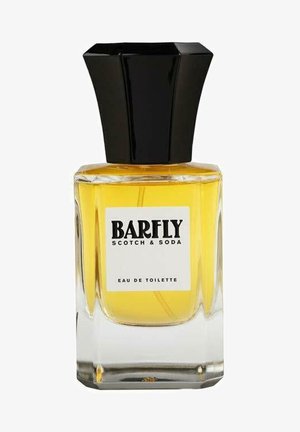 Durchsichtige Glasflasche mit einem schwarzen sechseckigen Verschluss, die gelbes Parfum enthält. Das Etikett lautet "BARFLY SCOTCH & SODA" und "EAU DE TOILETTE."