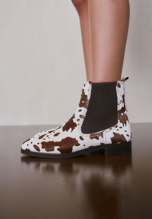 Next, REGULAR FIT - Členkové čižmy - new cow print leather