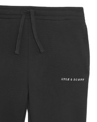 Fekete melegítőnadrág puha anyagból, elasztikus derékpánttal és zsinórral. A lábszáron fehér színnel szerepel a "LYLE & SCOTT" felirat.