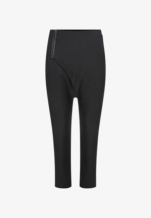 Zwarte cropped broek van rekbaar materiaal, met een schuin ritszak aan de voorkant en een slanke, fitted uitstraling.