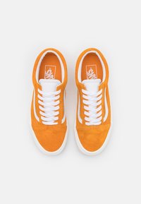 Baskets en daim orange avec lacets blancs et bandes latérales, dotées d'une tige texturée et d'une semelle en caoutchouc lisse. Accents comprenant un logo sur la semelle intérieure.