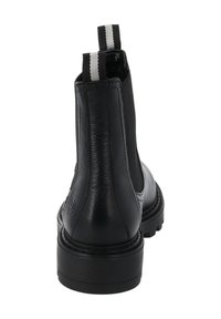 Schwarze Leder-Stiefeletten mit strukturierter Oberfläche, elastischen Seitenteilen und gestreiften Zuglaschen. Dicke Gummisohlen sorgen für guten Halt.