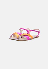 Barevné sandály s hladkými koženými popruhy v růžové, oranžové a fialové barvě, plochou podrážkou a nastavitelným zápěstním páskem pro bezpečné nošení.