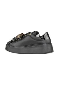 Sneaker nera in pelle con suola piatta spessa, accentuata da stampa leopardata, dettagli in metallo dorato e lavorazione testurizzata sul tallone.