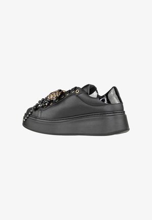 Sneaker nera in pelle con suola piatta spessa, accentuata da stampa leopardata, dettagli in metallo dorato e lavorazione testurizzata sul tallone.