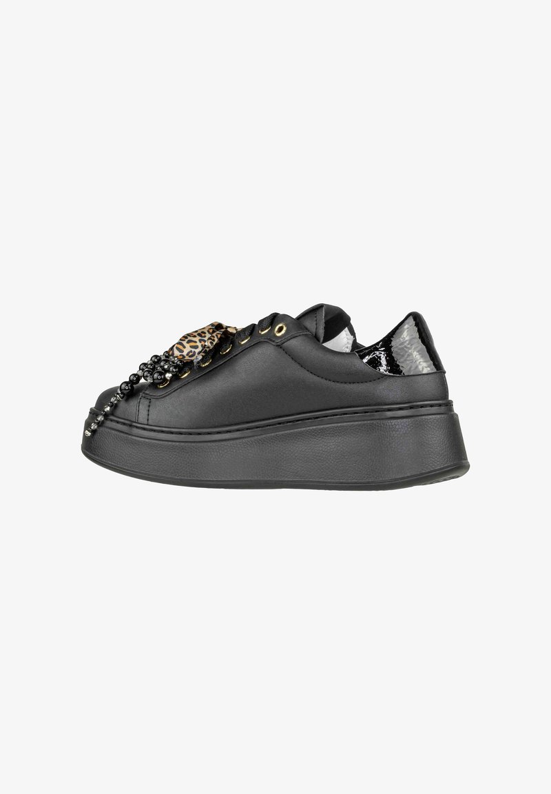 Sneaker nera in pelle con suola piatta spessa, accentuata da stampa leopardata, dettagli in metallo dorato e lavorazione testurizzata sul tallone.