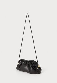 Borsa a spalla in pelle sintetica nera con design arricciato, texture liscia, tracolla regolabile e dettagli in hardware color oro.