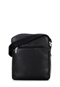 Borsa in pelle nera con texture, dotata di una tasca frontale con zip e di una tracolla regolabile, caratterizzata da un marchio in rilievo. Forma rettangolare, design elegante.