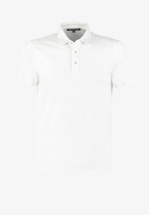 Polo shirt blanc en coton avec une patte de boutonnage à deux boutons, manches courtes et un logo discret sur la poitrine. Texture lisse.