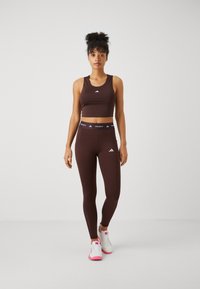 adidas Performance STASH - Legíny - kalhoty  - shadow brown