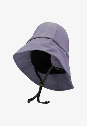 Cappello a secchiello impermeabile viola con un ampio bordo e rivestimento interno in pile. Presenta cinturini regolabili per una vestibilità sicura. Texture liscia e opaca.