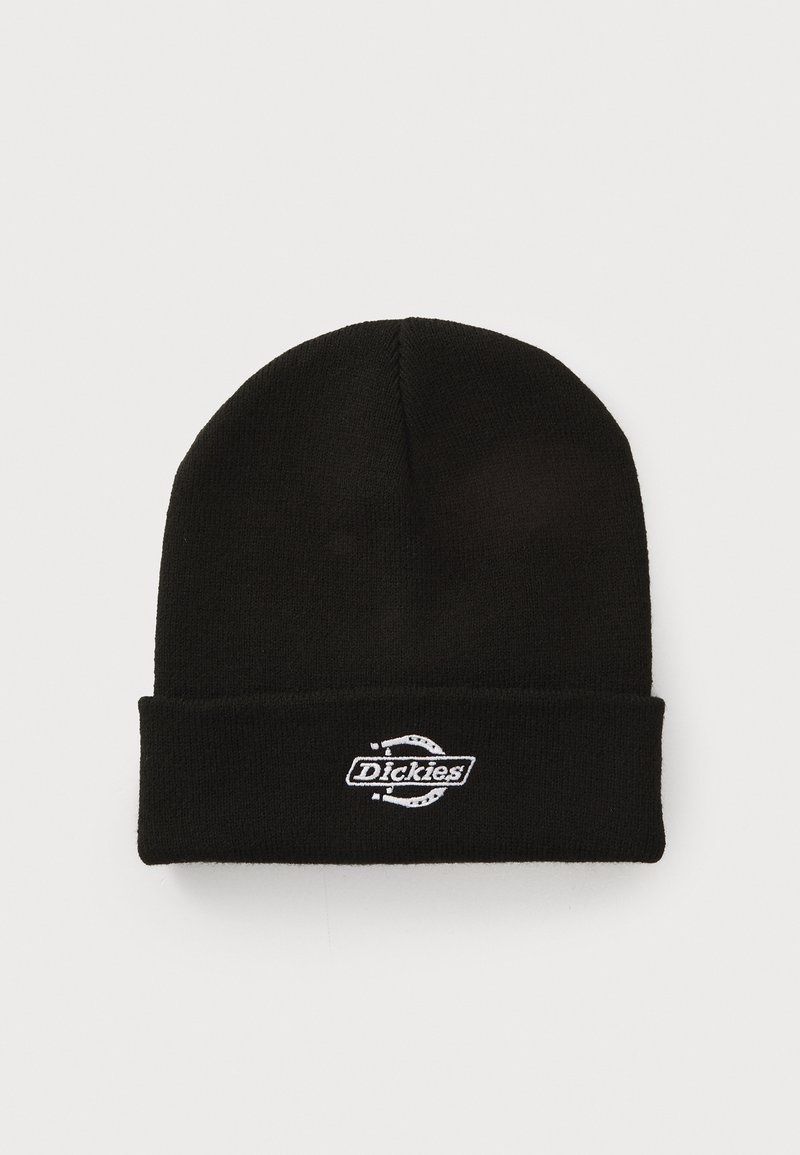 Fekete kötött sapka hajtott szegéllyel, elülső oldalán fehér "Dickies" logó hímzéssel, puha anyagból, amely melegen tart.