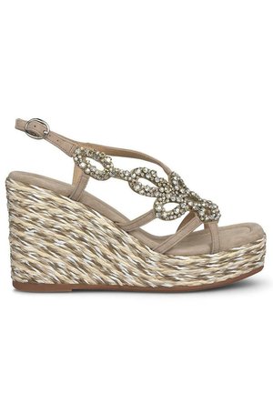 Sandalo wedge beige con base in paglia intrecciata, design della fascia incrociata decorata con strass e fibbia alla caviglia regolabile.