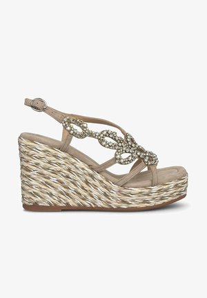 Sandalo wedge beige con base in paglia intrecciata, design della fascia incrociata decorata con strass e fibbia alla caviglia regolabile.