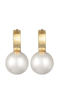 Les boucles d'oreilles en or en forme de créoles présentent une perle blanche ronde suspendue sous chaque créole, créant un contraste élégant entre la perle lisse et le métal brillant.