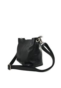 Zwarte leren emmerbag met een gestructureerde afwerking, zilveren hardware en een lange verstelbare schouderband. Compacte, zachte silhouette met een opening aan de bovenkant.