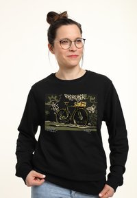 Felpa nera con grafica di una bicicletta arricchita da accenti in stile graffiti verde e giallo, su uno sfondo testurizzato.