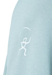 Ljusblå sweatshirttyg med en texturerad finish. Har en subtil, broderad vit logotyp på ärmen.