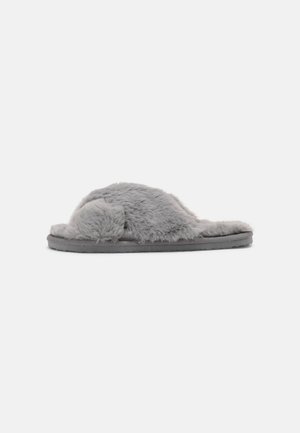 Chausson gris à bout ouvert avec dessus en fausse fourrure douce et duveteuse et semelle plate, présenté de côté sur un fond blanc uni.