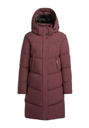 Cappotto imbottito bordeaux con cappuccio, dotato di chiusura con zip, tasca a toppa e cuciture orizzontali per l'isolamento. Il materiale è liscio con una leggera texture.