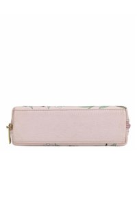 Roze leren portefeuille met bloemmotief. Rechthoekige vorm, ritsluiting, textuur oppervlak en details in goudkleurige hardware.