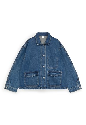 Chaqueta vaquera azul con cuello puntiagudo, cierre de botones, dos bolsillos con solapa, un bolsillo en el pecho y mangas largas con puños abotonados.