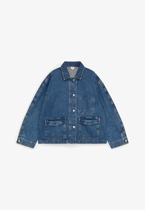 Niebieska kurtka dżinsowa z ostrym kołnierzem, zapinana na guziki z przodu, dwoma klapowymi kieszeniami, jedną kieszenią na piersi oraz długimi rękawami z mankietami zapinanymi na guziki.