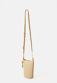 Bolso cruzado tejido en color beige con una superficie texturizada, correa de cuero ajustable y cuentas decorativas coloridas en la cremallera.