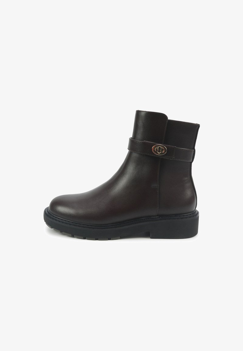 Braune Lederknöchelstiefel mit glatter Oberfläche, ausgestattet mit einem mittelhohen Blockabsatz und einem dekorativen Riemen mit metallischem Akzent.