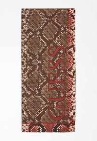 Écharpe marron et rouge avec un motif en losanges texturé, comportant un logo "GUESS" bien visible au centre et des accents imprimés serpent le long des bords.