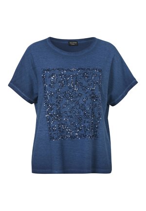 Blauw dames-topje met korte mouwen, een ronde hals en een vierkant patroon van donkerblauwe pailletten aan de voorkant.