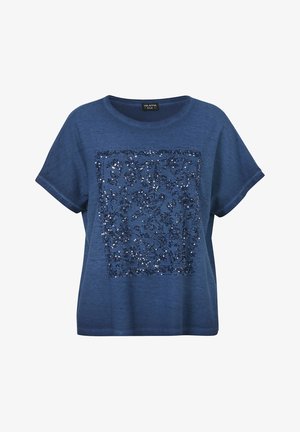 Blauw dames-topje met korte mouwen, een ronde hals en een vierkant patroon van donkerblauwe pailletten aan de voorkant.