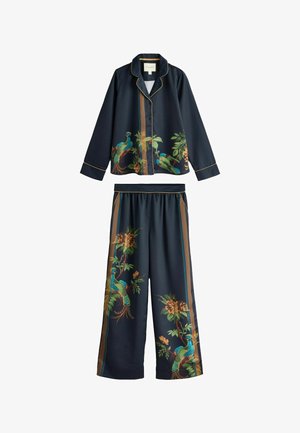 Marineblauer Satin-Pyjama mit langärmeligem Oberteil zum Knöpfen und weitem Hosenbein, mit bunten Pfauen- und Blumenmotiven.