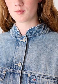 Tommy Jeans CROP TRUCKER JACKET - Jeansjacke - denim light