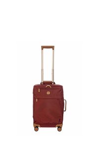 Valigia rossa in tessuto con maniglia superiore, manico trolley retrattile e quattro ruote. Presenta una tasca anteriore con cerniera e dettagli in tonalità beige.